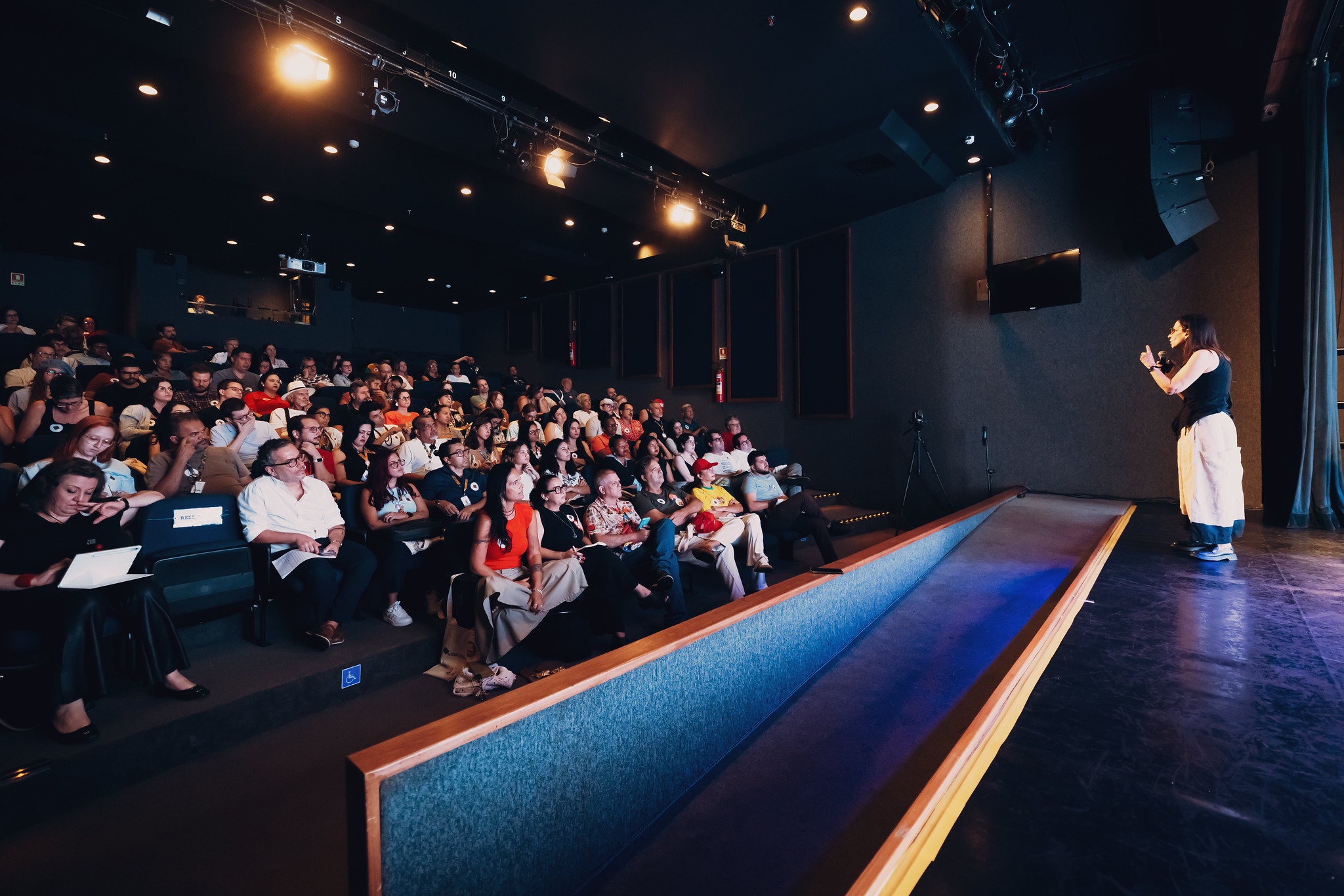 Lilia Schwarcz fala sobre a Semana de 22 para plateia que ocupou o Teatro Silvio Barbato